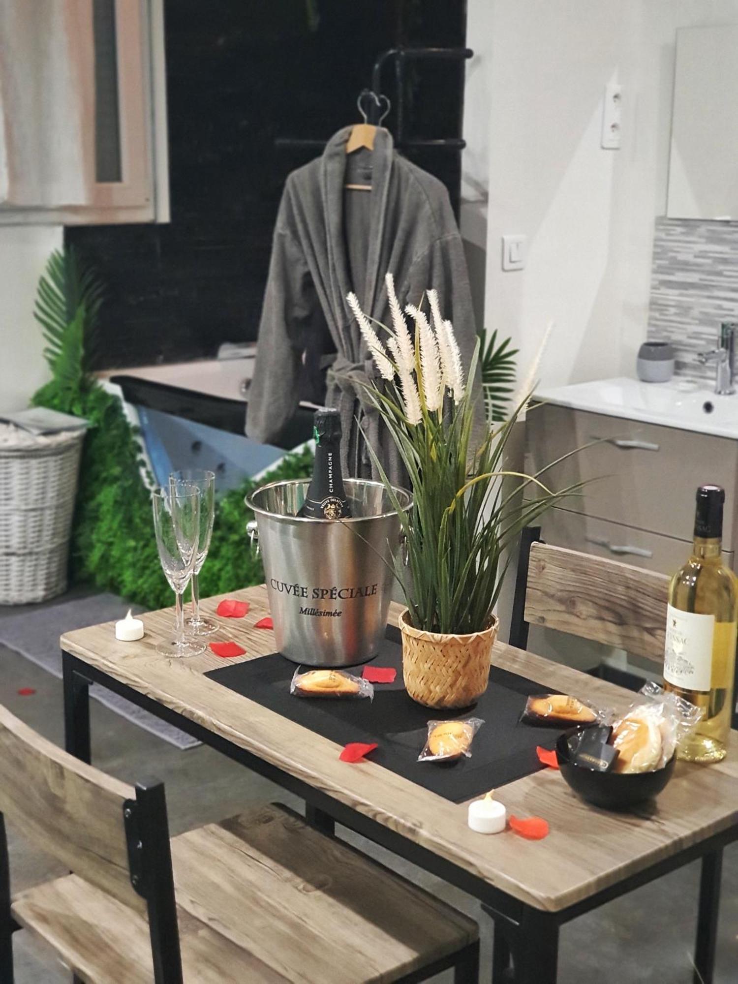 Suite Jacuzzi Privatif Plage Des Catalans Marseille Ngoại thất bức ảnh